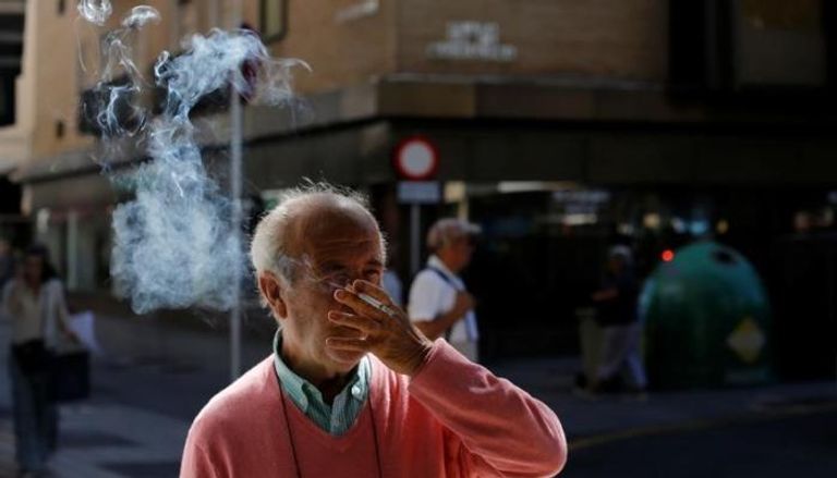 رجل يدخن سيجارة في جنوب إسبانيا