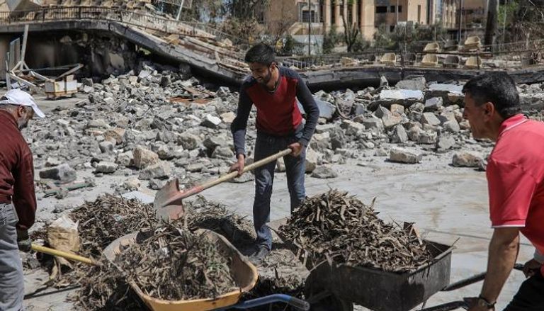 أساتذة في جماعة الموصل يشاركون العمال بناء ما خربه داعش 