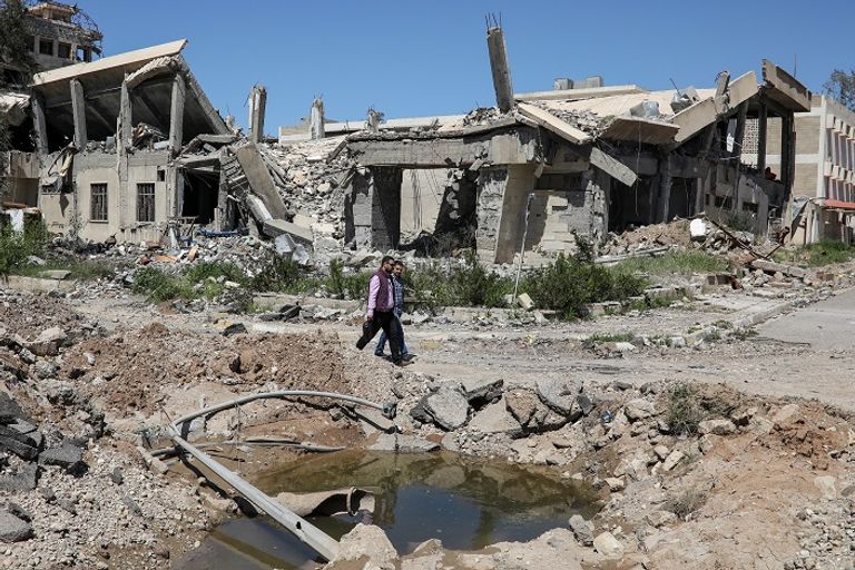 أساتذة في جماعة الموصل يشاركون العمال بناء ما خربه داعش 