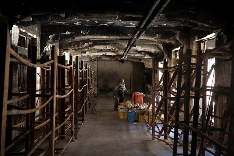 أساتذة في جماعة الموصل يشاركون العمال بناء ما خربه داعش 