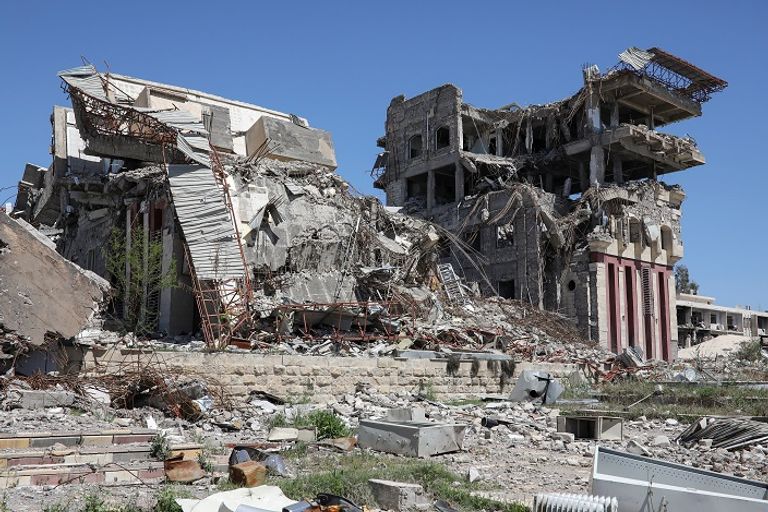 أساتذة في جماعة الموصل يشاركون العمال بناء ما خربه داعش 