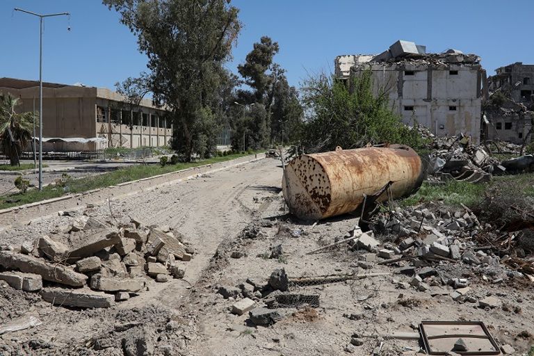 أساتذة في جماعة الموصل يشاركون العمال بناء ما خربه داعش 