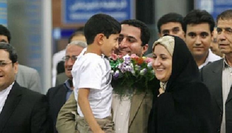 العالم النووي شهرام أميري الذي أعدمته إيران يحتضن نجله