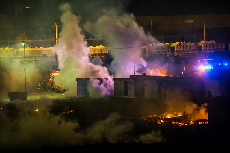 النيران التهمت أجزاء كبيرة من المخيم - الفرنسية