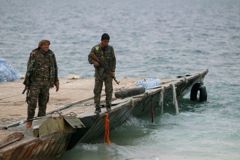 مقاتل بقوات سوريا الديمقراطية يسقط طائرة بدون طيار تابعة لداعش