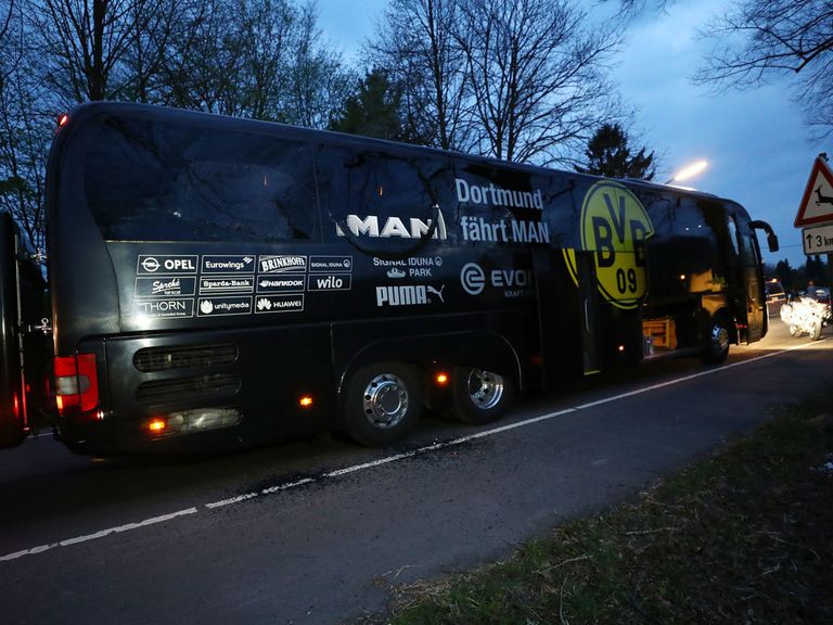 النوافذ الخلفية لحافلة بروسيا دورتموند تضررت جراء الانفجارات