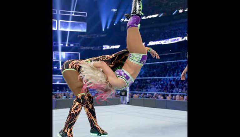 ناعومي ترفع حزام البطولة