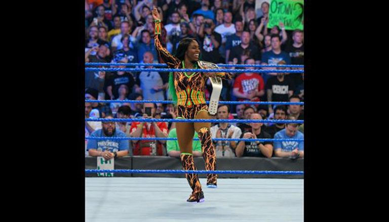 ناعومي ترفع حزام البطولة