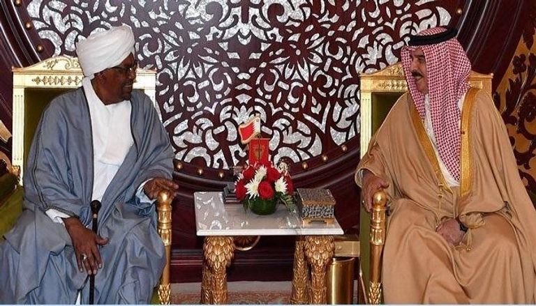 العاهل البحريني برفقة الرئيس السوداني 