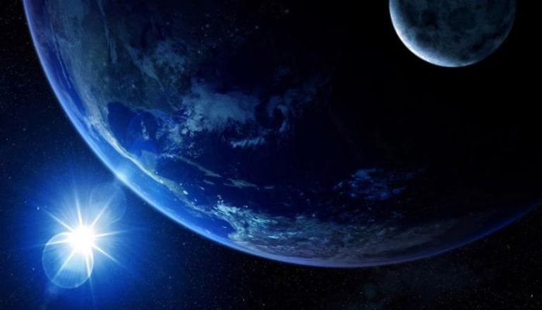 دوران القمر حول الأرض والأرض حول الشمس