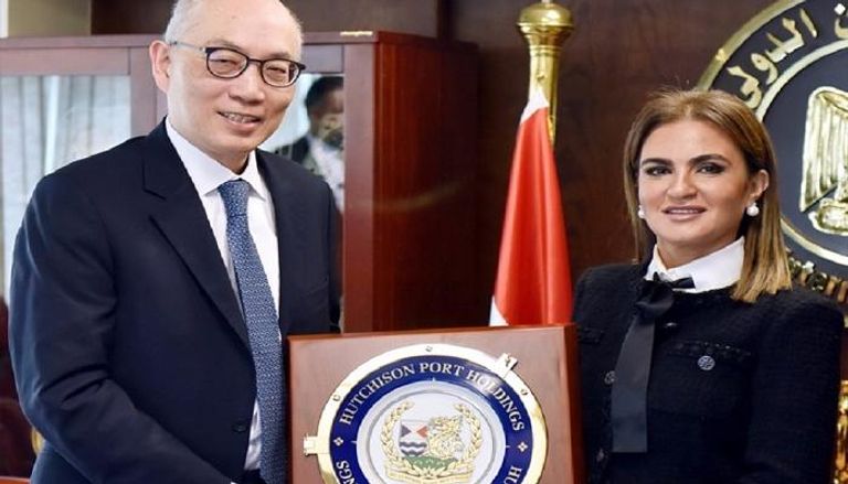 مسئول الشركة الصينية مع وزيرة الاستثمار المصرية