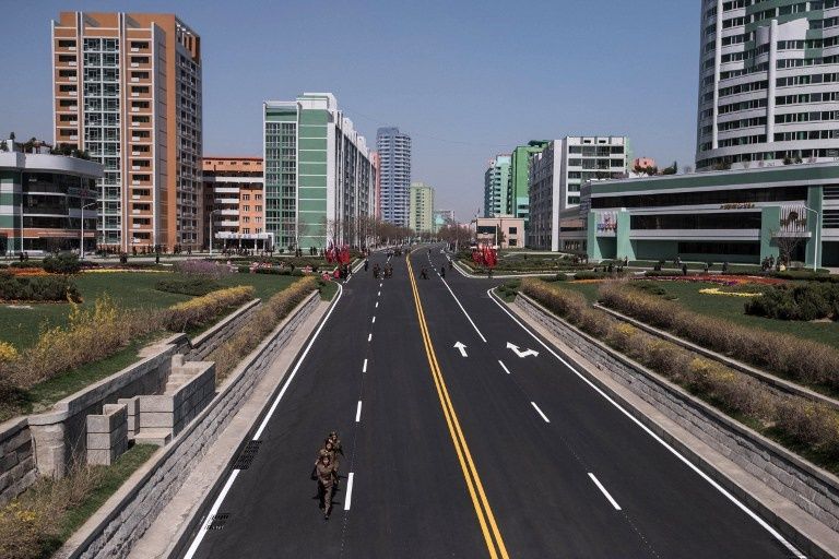 مواطنون يحتفلون بافتتاح المشروع السكني (الفرنسية)