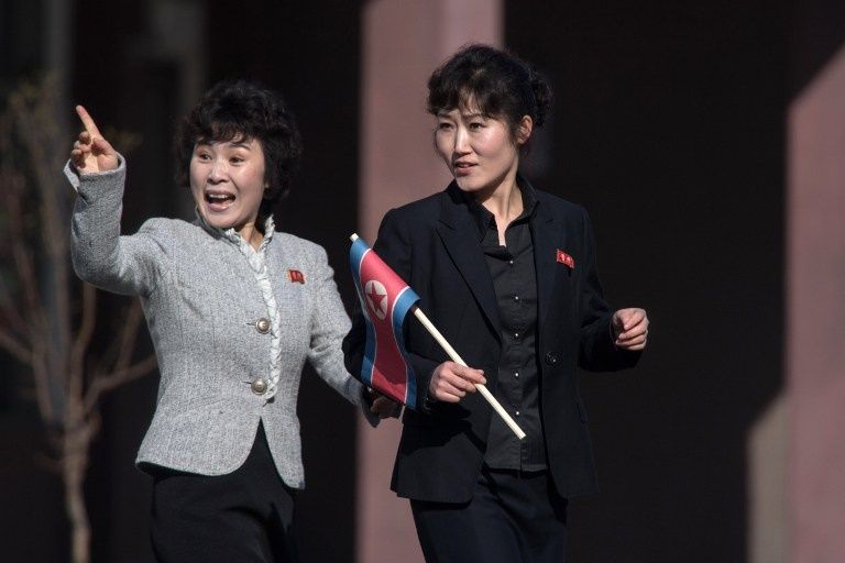 مواطنون يحتفلون بافتتاح المشروع السكني (الفرنسية)