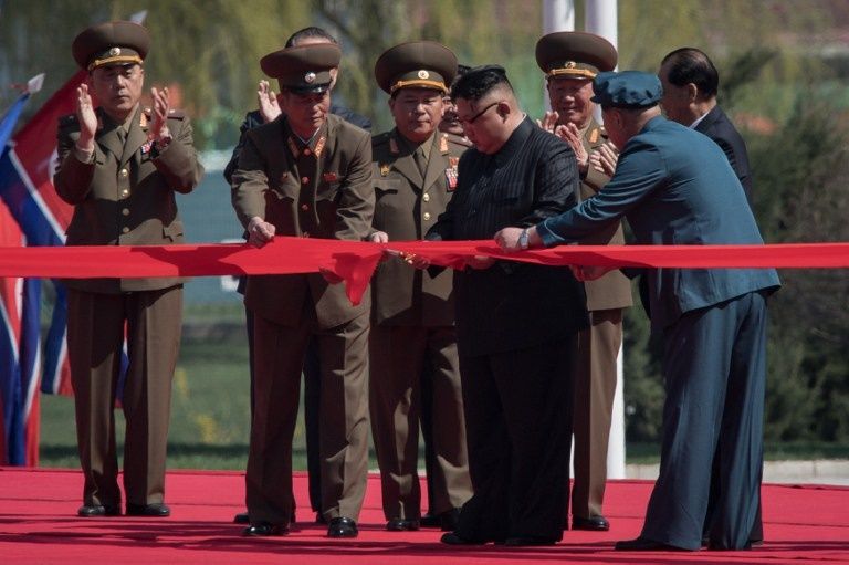 مواطنون يحتفلون بافتتاح المشروع السكني (الفرنسية)