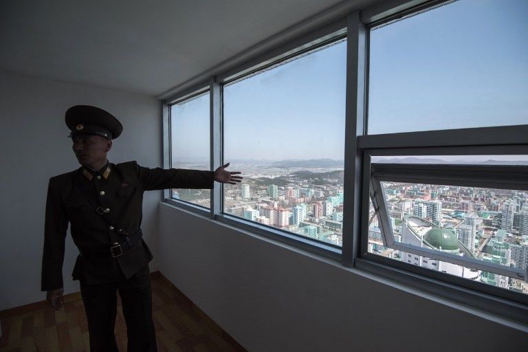 مواطنون يحتفلون بافتتاح المشروع السكني (الفرنسية)