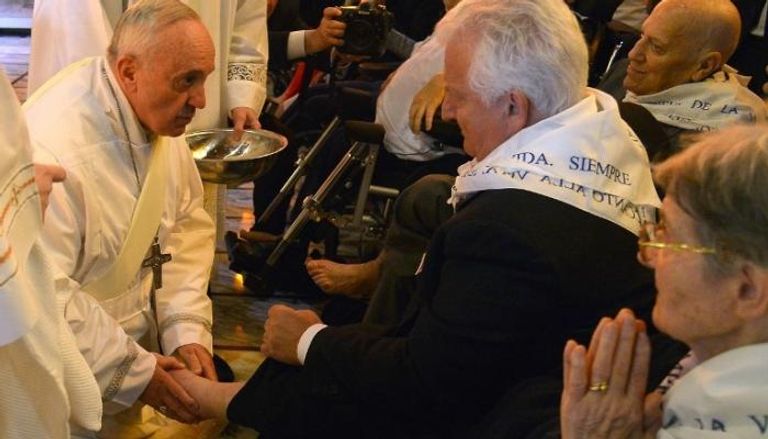 البابا يغسل أقدام أحد المعوقين (الفرنسية)