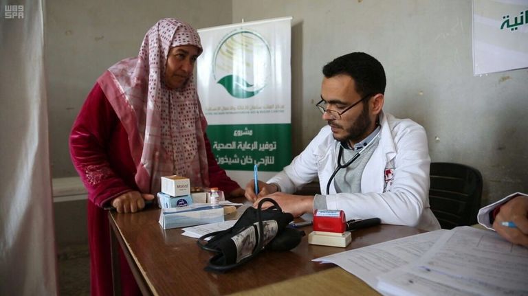 السعودية تدشن مشروع توفير الرعاية الصحية لنازحي خان شيخون