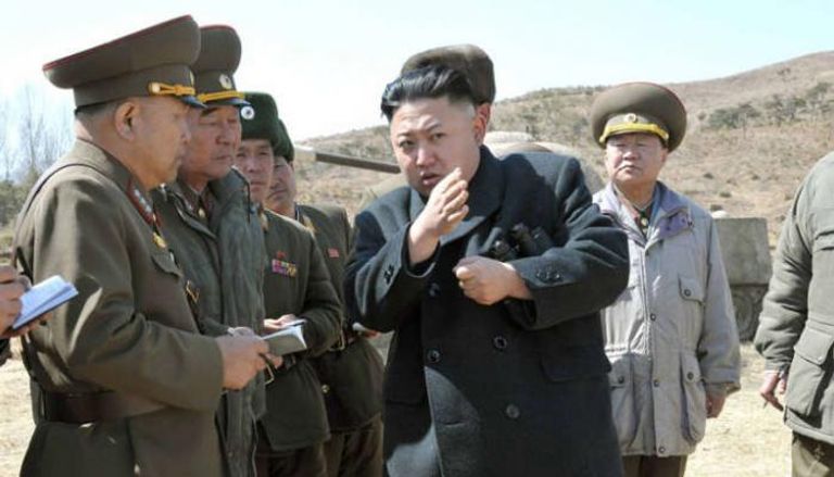 زعيم كوريا الشمالية مع قيادات جيشه