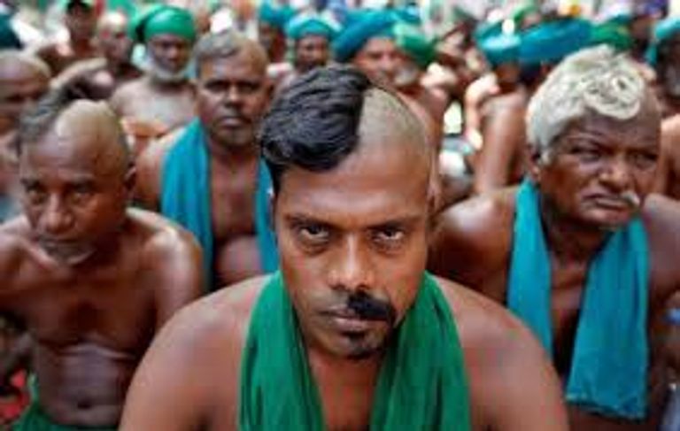 مزارعون هنود يرتدون الساري