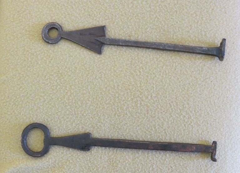 مفتاح كنيسة القيامة أديب جودة أمام كنيسة القيامة يحمل مفتاحها