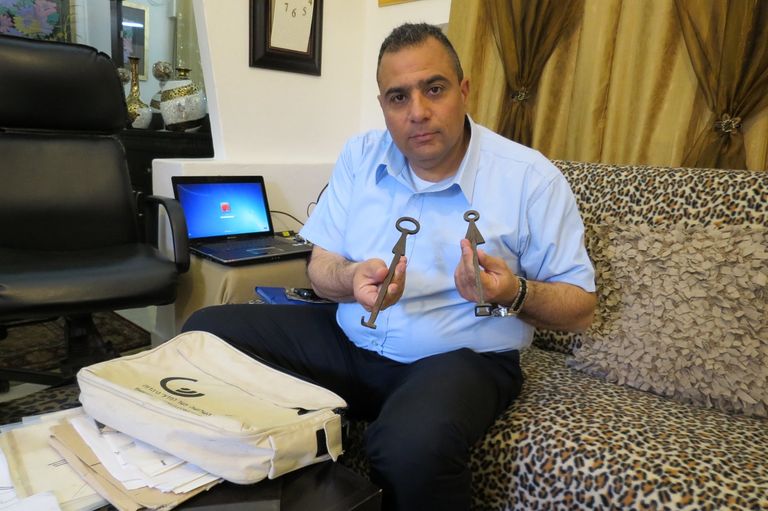 أديب جودة حاملا مفتاح كنيسة القيامة أديب جودة أمام كنيسة القيامة يحمل مفتاحها