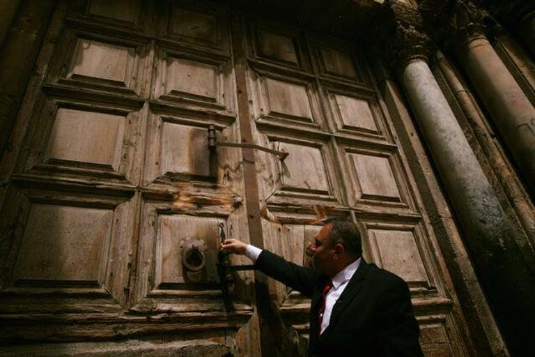 أديب جودة أمام كنيسة القيامة يحمل مفتاحها