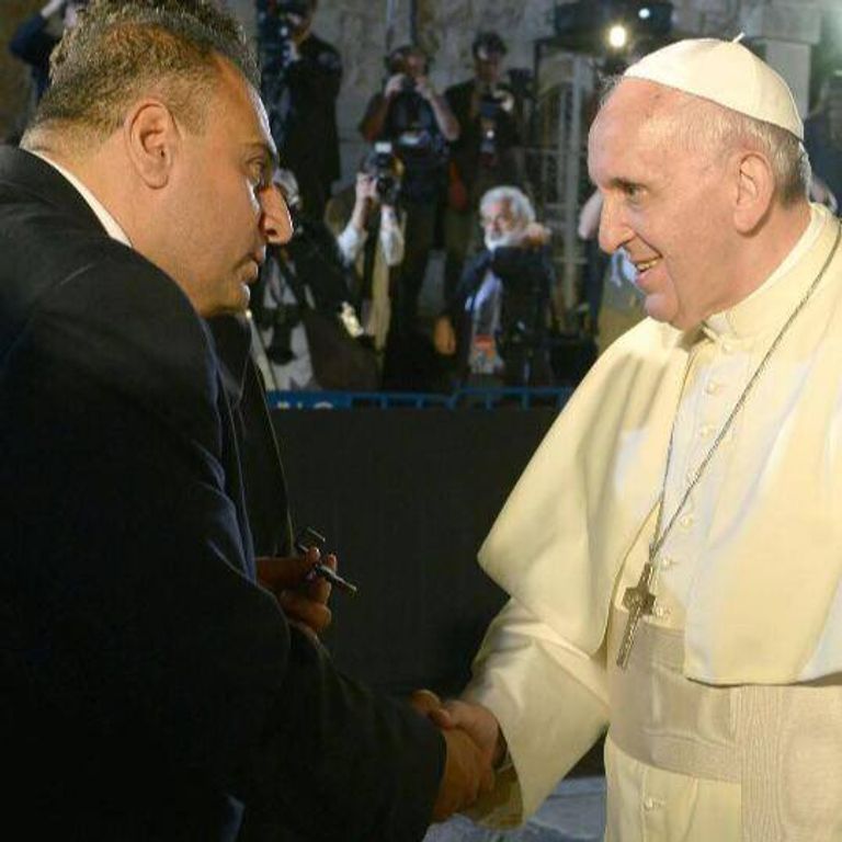 أديب جودة أمام كنيسة القيامة يحمل مفتاحها