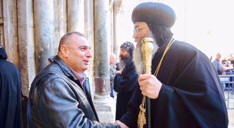 أديب جودة أمام كنيسة القيامة يحمل مفتاحها