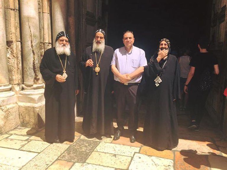 أديب جودة أمام كنيسة القيامة يحمل مفتاحها