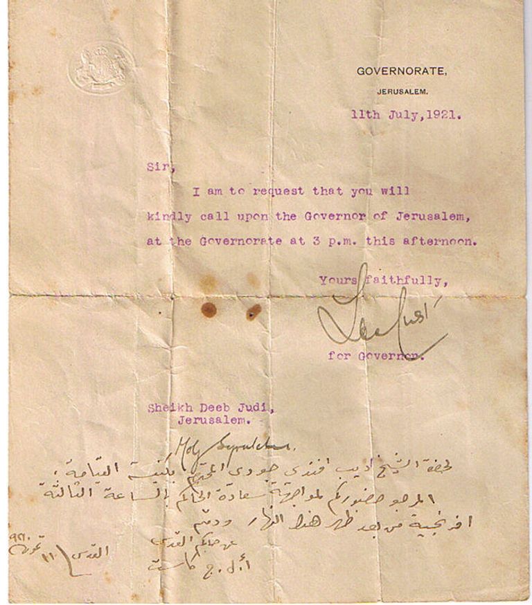 أديب جودة أمام كنيسة القيامة يحمل مفتاحها