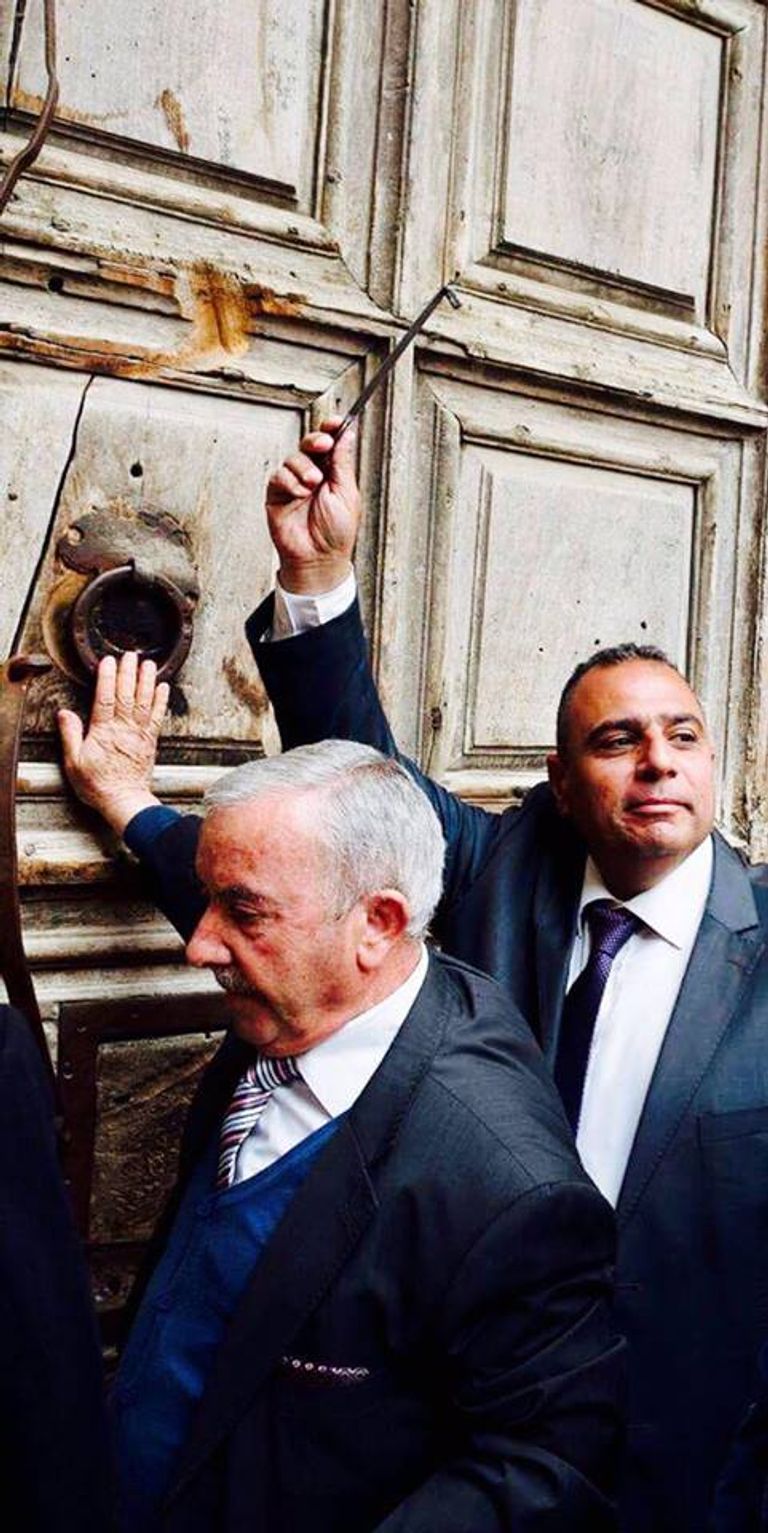 أديب جودة أمام كنيسة القيامة يحمل مفتاحها