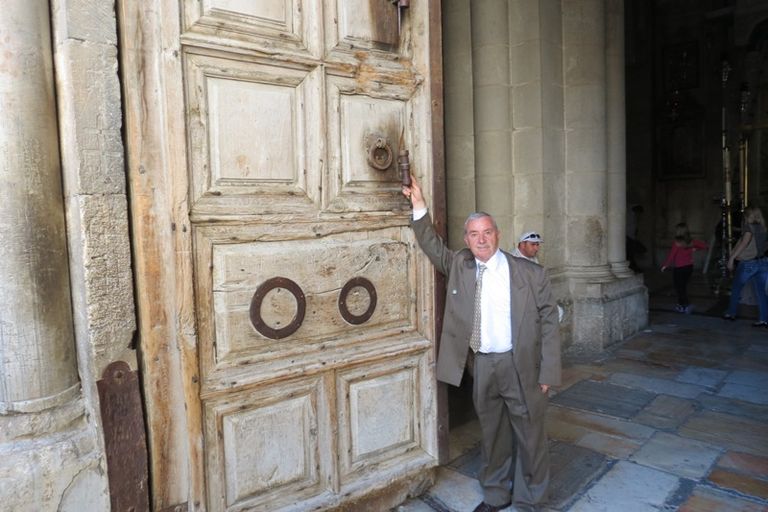 وجيه نسيبة أمام باب كنيسة القيامة أديب جودة أمام كنيسة القيامة يحمل مفتاحها