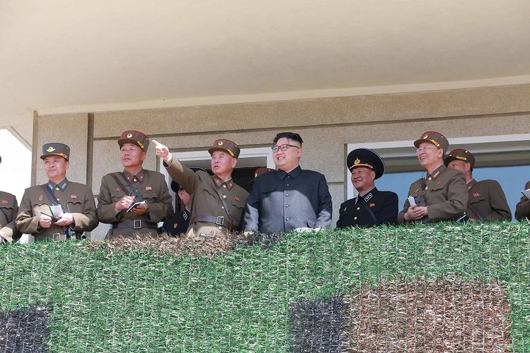 زعيم كوريا الشمالية مع قيادات جيشه