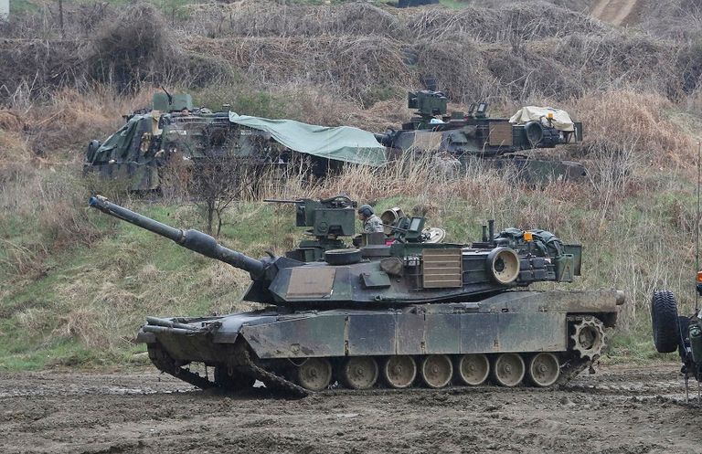 زعيم كوريا الشمالية مع قيادات جيشه