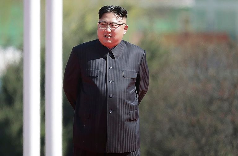 زعيم كوريا الشمالية مع قيادات جيشه