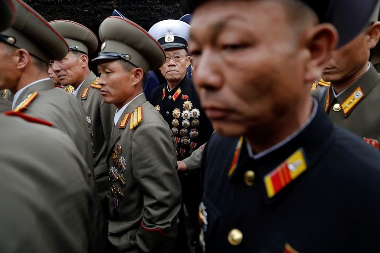 زعيم كوريا الشمالية مع قيادات جيشه