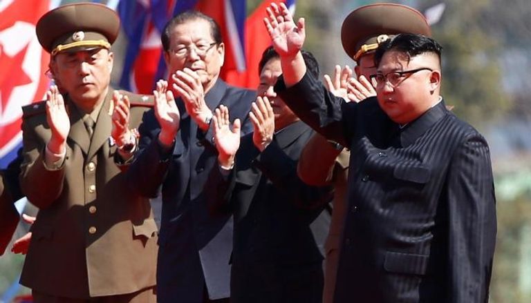 زعيم كوريا الشمالية مع قيادات جيشه