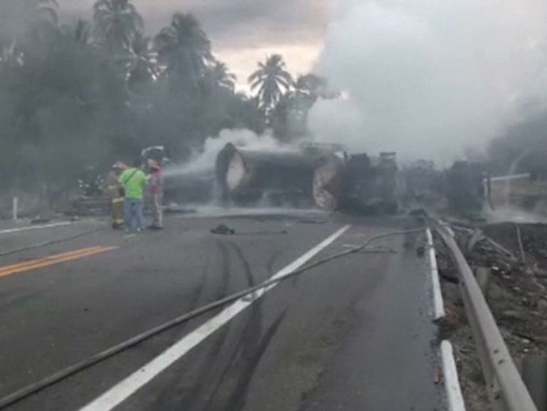 التصادم أسفر عن إصابة 9 أشخاص - صورة من موقع الحادث