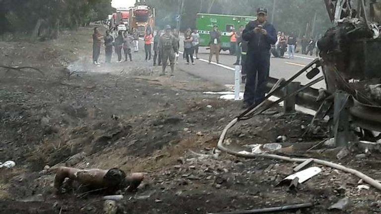 التصادم أسفر عن إصابة 9 أشخاص - صورة من موقع الحادث