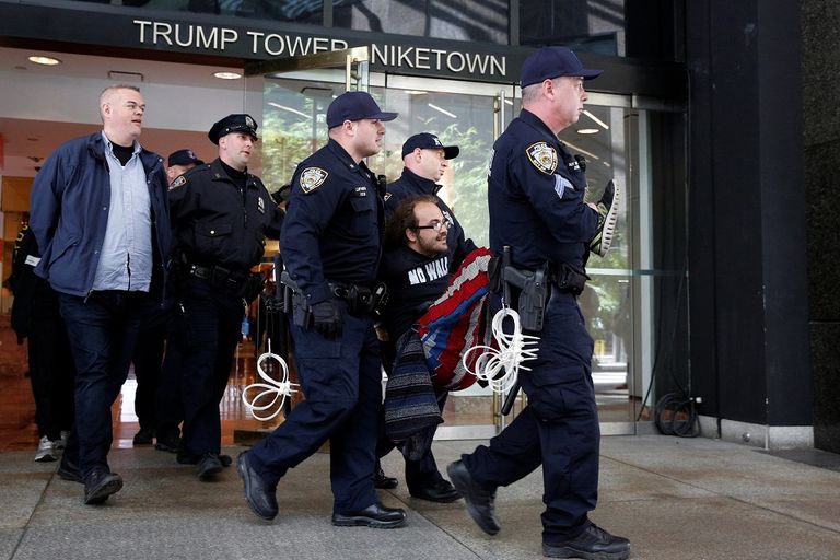 اعتقال متظاهرين ضد سياسات ترامب حول الهجرة - رويترز