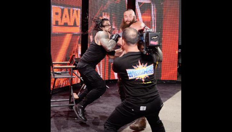 برون سترومان يقلب سيارة الإسعاف وبداخلها رومان رينز