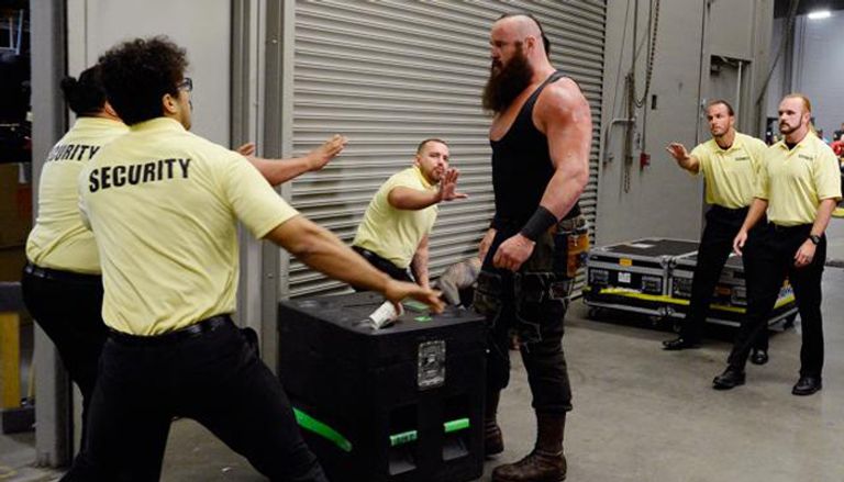 برون سترومان يقلب سيارة الإسعاف وبداخلها رومان رينز