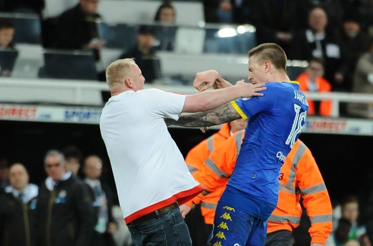 المشجع بعد الإمساك به