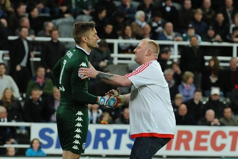 المشجع بعد الإمساك به