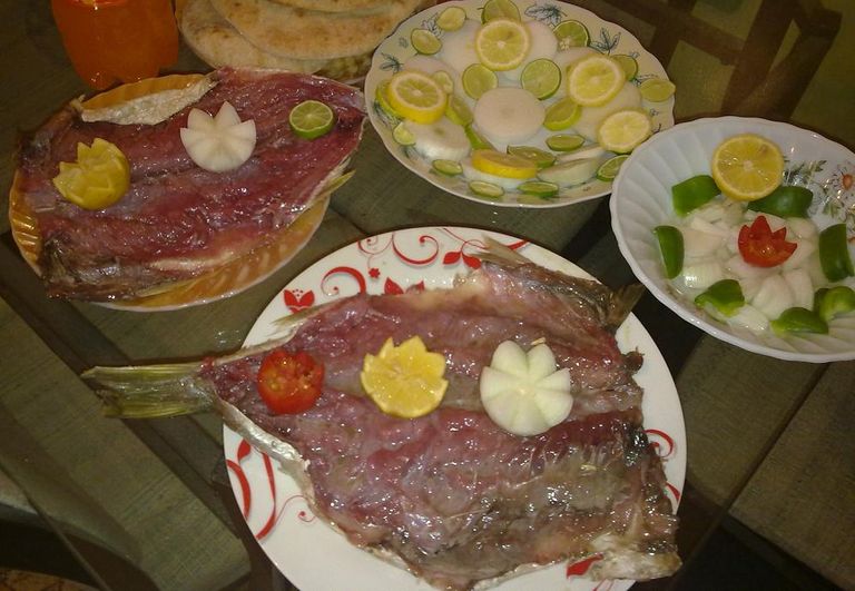 البيض الملون على مائدة شم النسيم