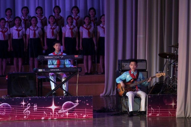 عرض فني في قصر ثقافة الأطفال ببيونج يانج (الفرنسية)