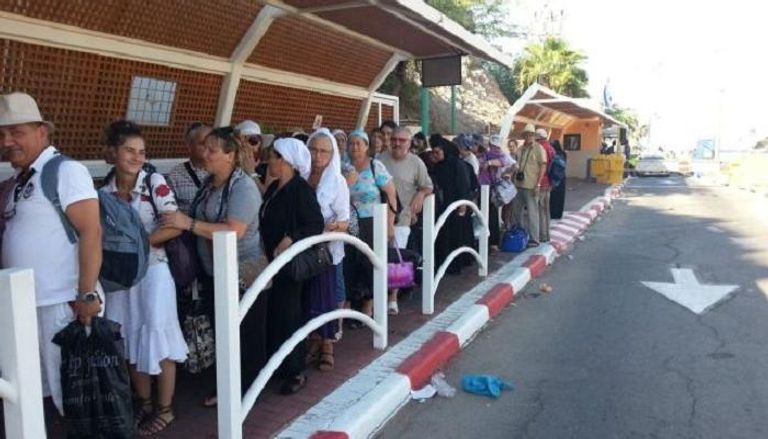 إسرائيليون عند معبر طابا ينتظرون دخول سيناء