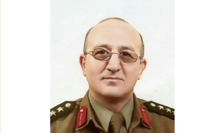 مسعف يحمل جثة طفلة قتلت بالغاز في خان شيخون