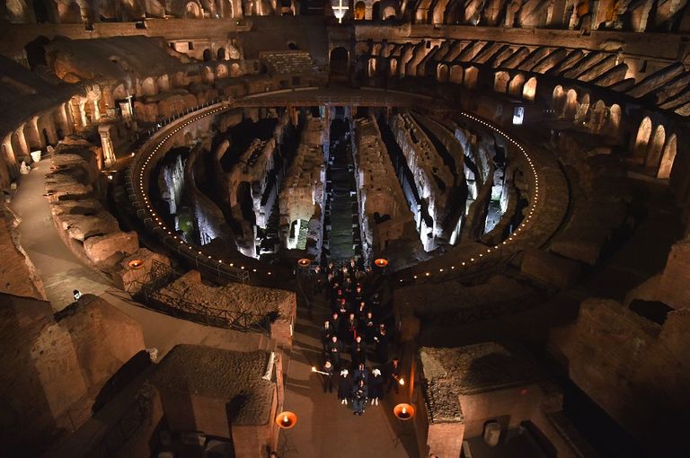 مسيحيو إيطاليا يحيون الجمعة العظيمة