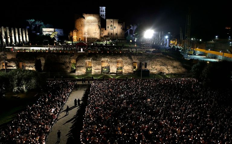 مسيحيو إيطاليا يحيون الجمعة العظيمة